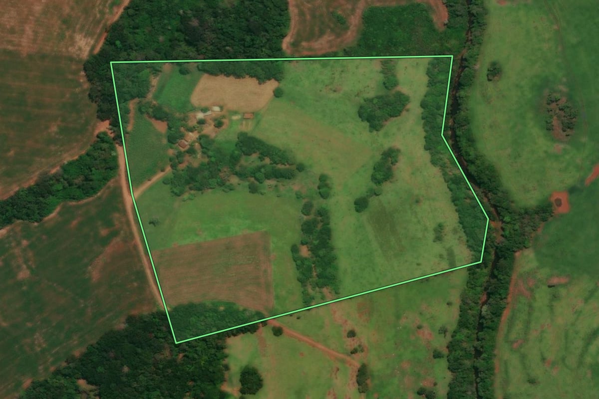 Imagem de satélite do imóvel rural em Guaraniaçu (PR), com o contorno declarado no CAR desenhado por cima.
