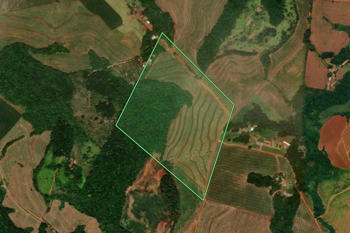 Imagem de satélite do imóvel rural em Guaraniaçu (PR), com o contorno declarado no CAR desenhado por cima.