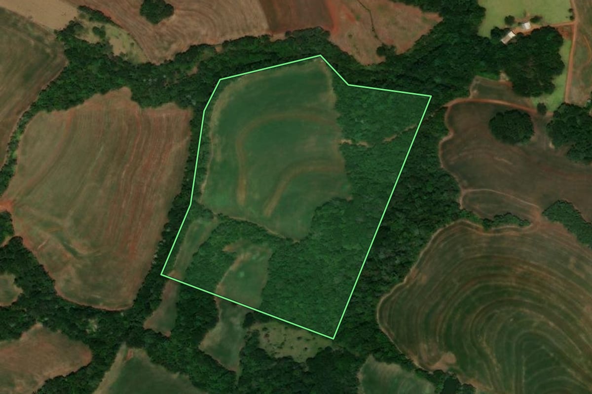 Imagem de satélite do imóvel rural em Guaraniaçu (PR), com o contorno declarado no CAR desenhado por cima.