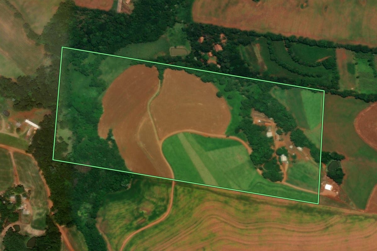 Imagem de satélite do imóvel rural em Guaraniaçu (PR), com o contorno declarado no CAR desenhado por cima.