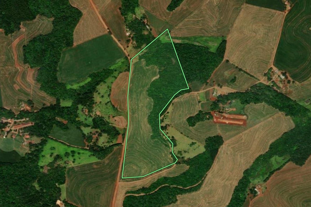 Imagem de satélite do imóvel rural em Guaraniaçu (PR), com o contorno declarado no CAR desenhado por cima.