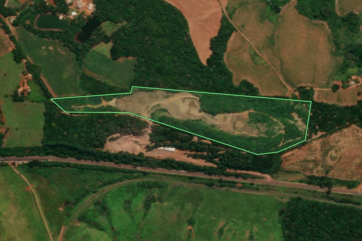 Imagem de satélite do imóvel rural em Guaraniaçu (PR), com o contorno declarado no CAR desenhado por cima.