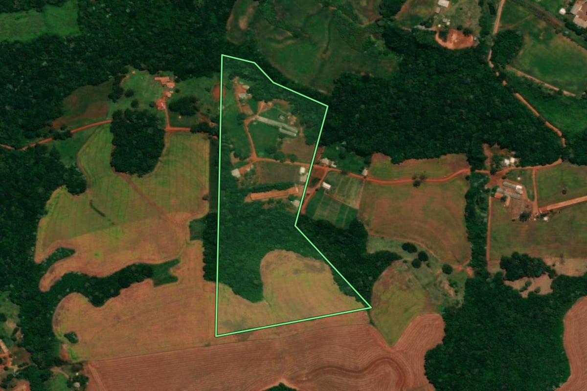 Imagem de satélite do imóvel rural em Guaraniaçu (PR), com o contorno declarado no CAR desenhado por cima.