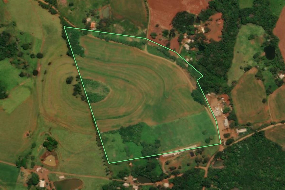 Imagem de satélite do imóvel rural em Guaraniaçu (PR), com o contorno declarado no CAR desenhado por cima.