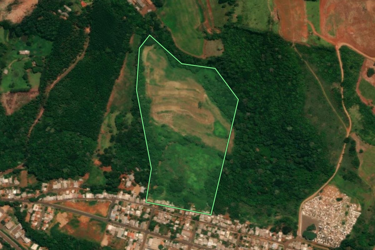 Imagem de satélite do imóvel rural em Guaraniaçu (PR), com o contorno declarado no CAR desenhado por cima.