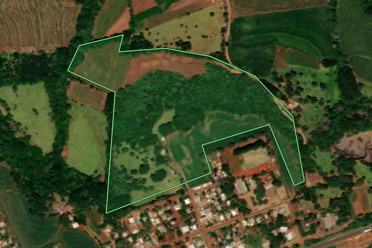 Imagem de satélite do imóvel rural em Guaraniaçu (PR), com o contorno declarado no CAR desenhado por cima.