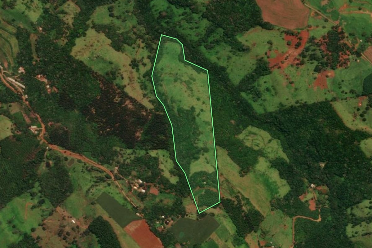Imagem de satélite do imóvel rural em Guaraniaçu (PR), com o contorno declarado no CAR desenhado por cima.