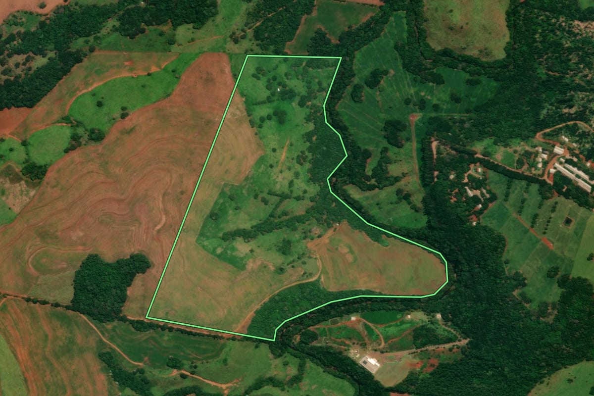 Imagem de satélite do imóvel rural em Guaraniaçu (PR), com o contorno declarado no CAR desenhado por cima.