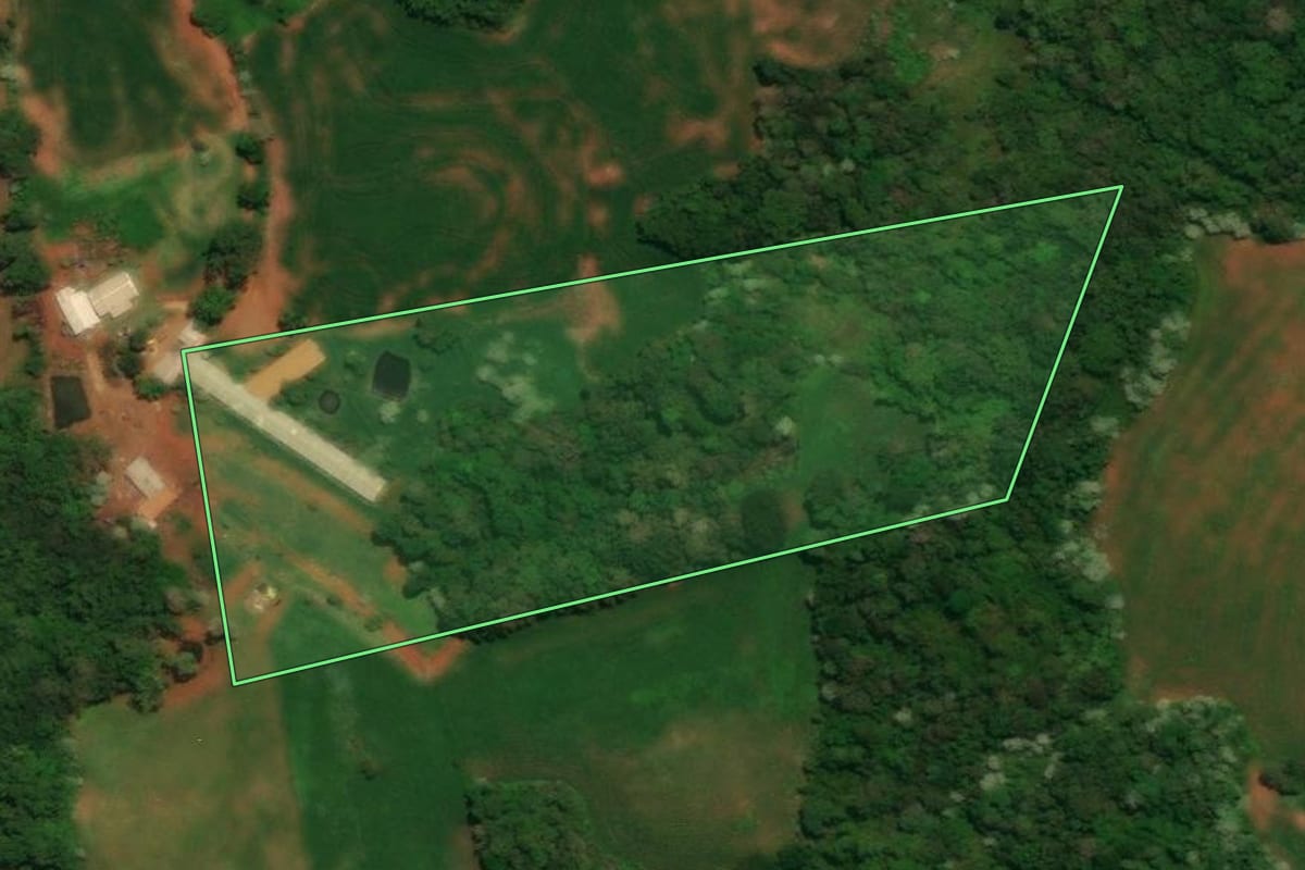 Imagem de satélite do imóvel rural em Guaraniaçu (PR), com o contorno declarado no CAR desenhado por cima.