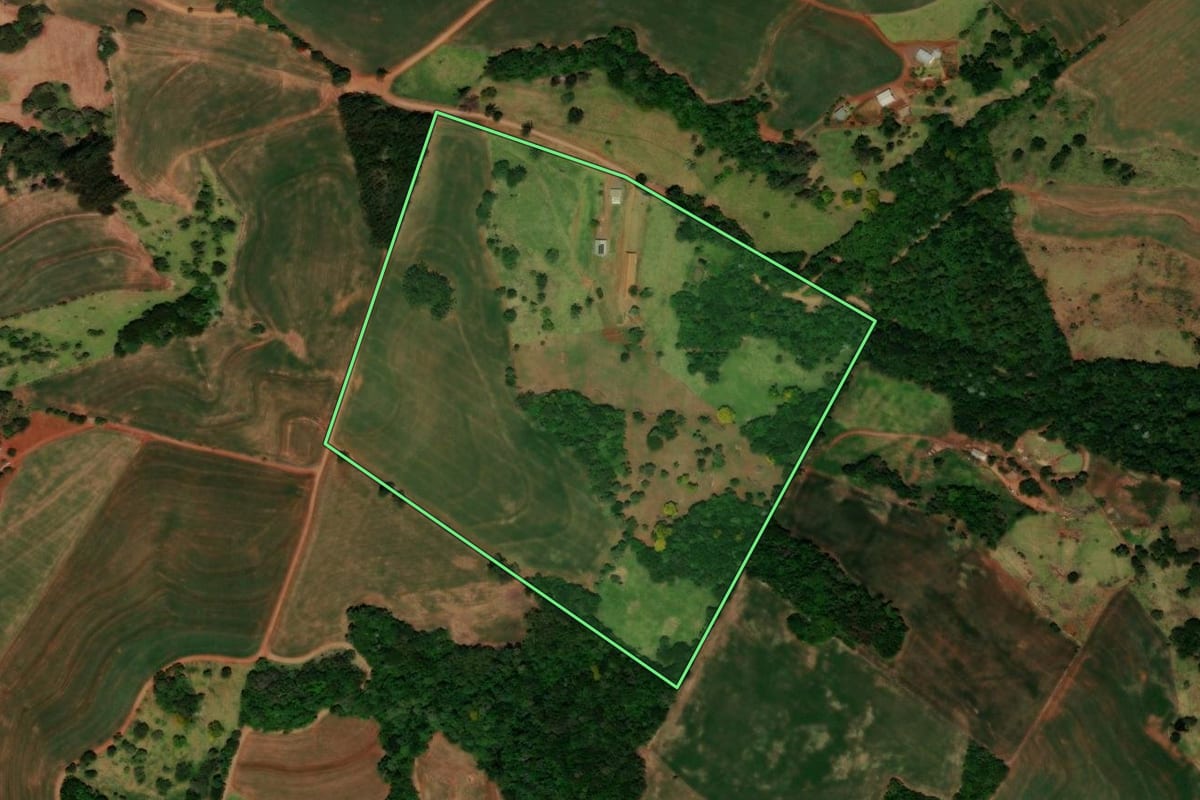 Imagem de satélite do imóvel rural em Guaraniaçu (PR), com o contorno declarado no CAR desenhado por cima.