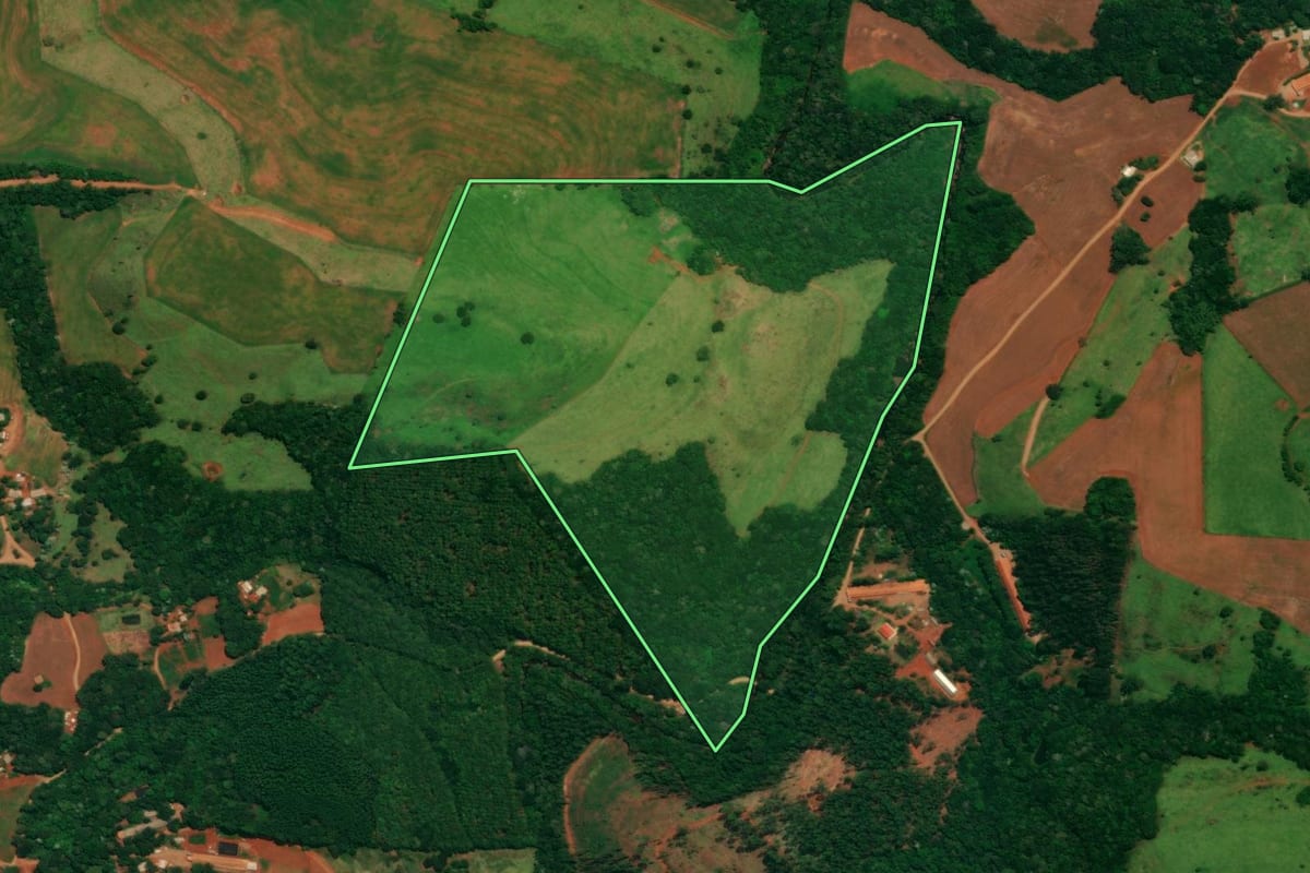 Imagem de satélite do imóvel rural em Guaraniaçu (PR), com o contorno declarado no CAR desenhado por cima.