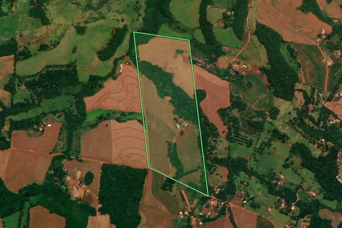 Imagem de satélite do imóvel rural em Guaraniaçu (PR), com o contorno declarado no CAR desenhado por cima.