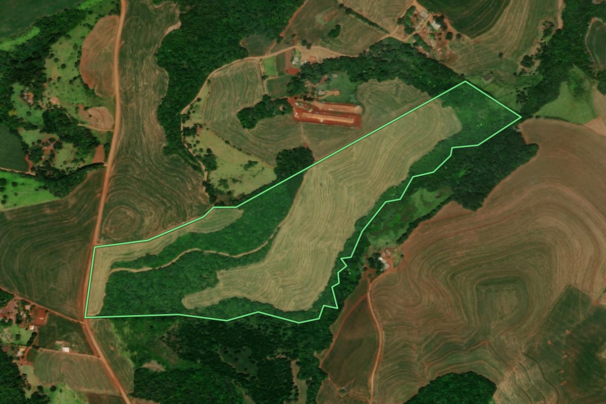 Imagem de satélite do imóvel rural em Guaraniaçu (PR), com o contorno declarado no CAR desenhado por cima.