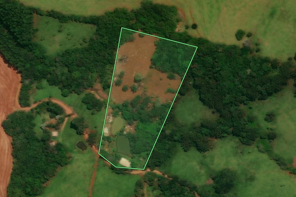 Imagem de satélite do imóvel rural em Guaraniaçu (PR), com o contorno declarado no CAR desenhado por cima.
