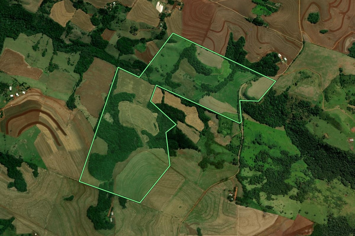 Imagem de satélite do imóvel rural em Guaraniaçu (PR), com o contorno declarado no CAR desenhado por cima.