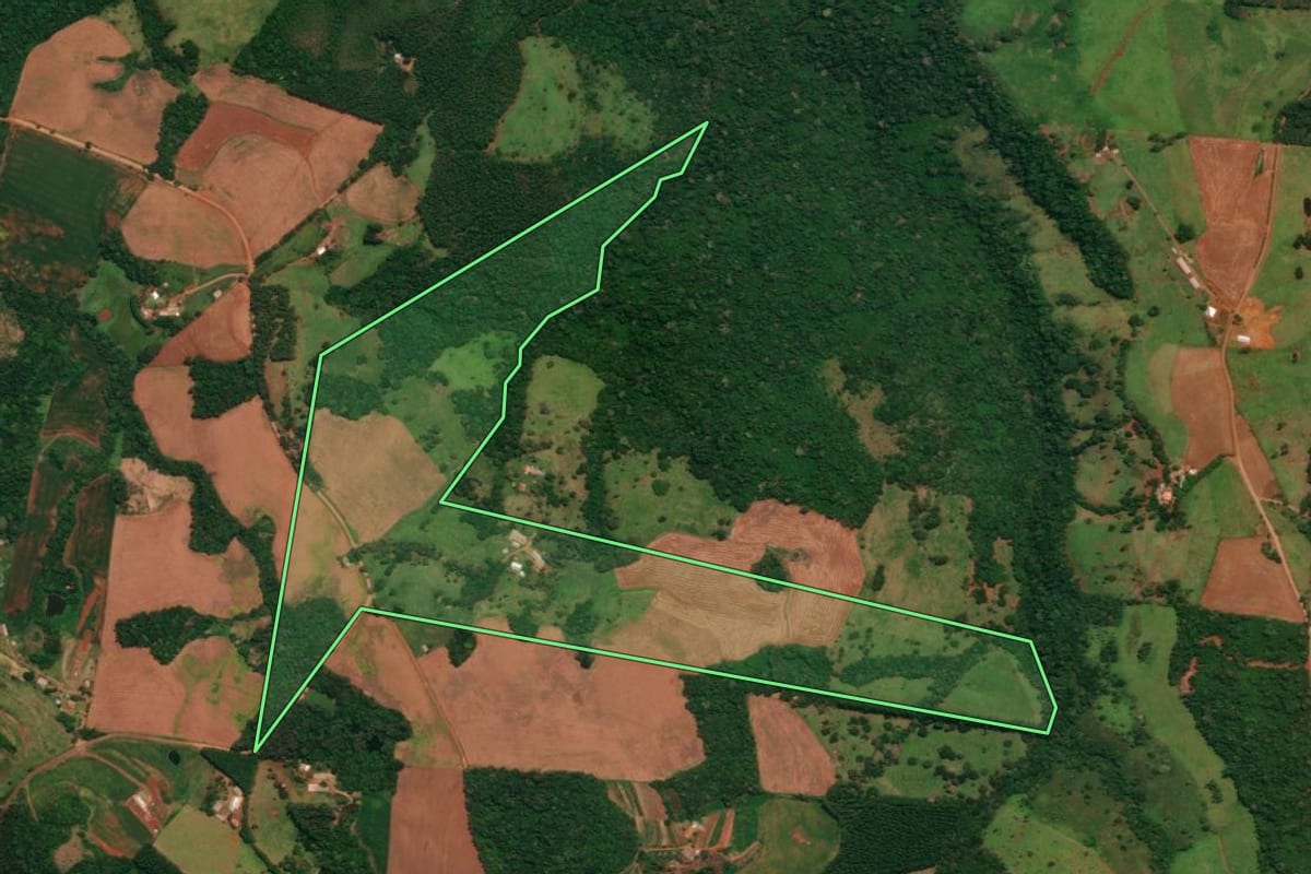 Imagem de satélite do imóvel rural em Guaraniaçu (PR), com o contorno declarado no CAR desenhado por cima.