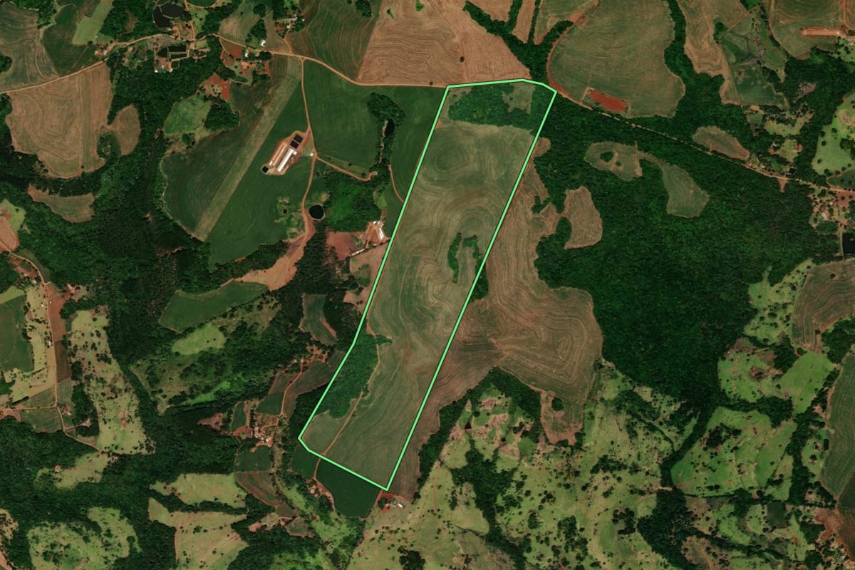 Imagem de satélite do imóvel rural em Guaraniaçu (PR), com o contorno declarado no CAR desenhado por cima.