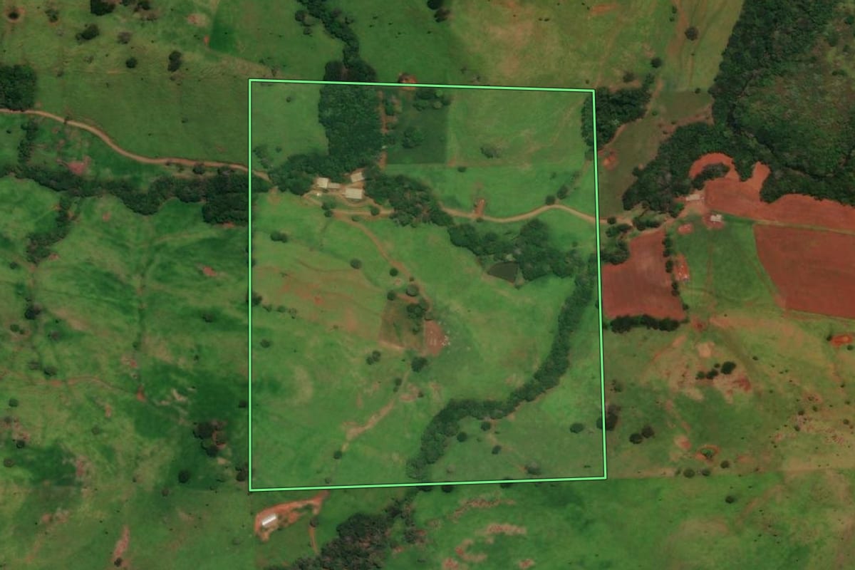 Imagem de satélite do imóvel rural em Guaraniaçu (PR), com o contorno declarado no CAR desenhado por cima.
