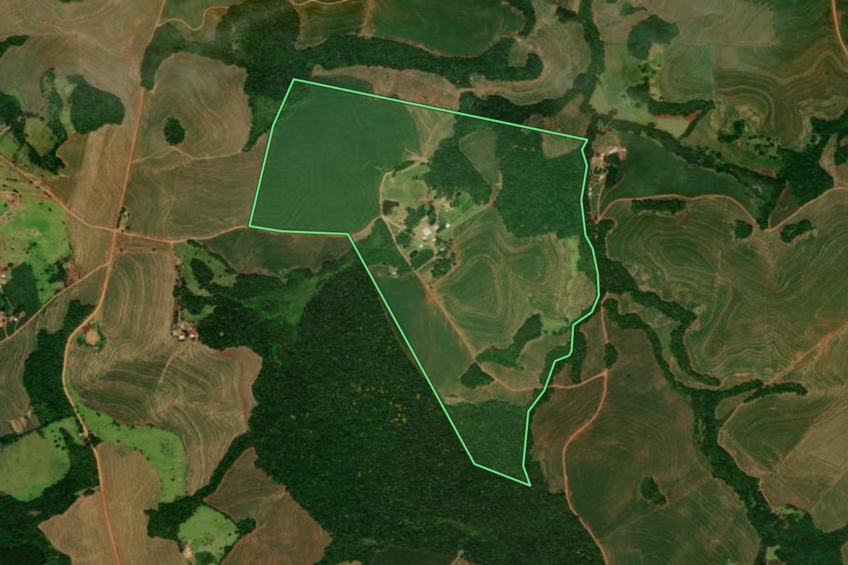 Imagem de satélite do imóvel rural em Guaraniaçu (PR), com o contorno declarado no CAR desenhado por cima.
