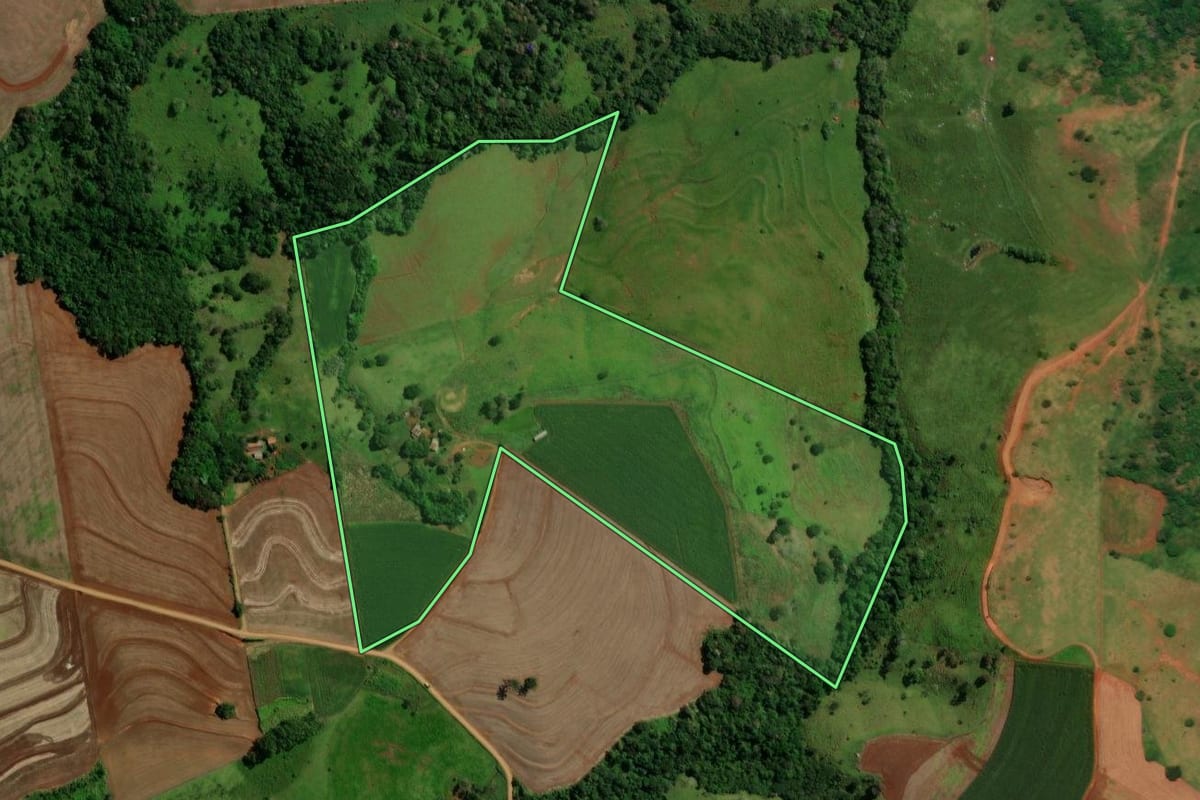 Imagem de satélite do imóvel rural em Guaraniaçu (PR), com o contorno declarado no CAR desenhado por cima.
