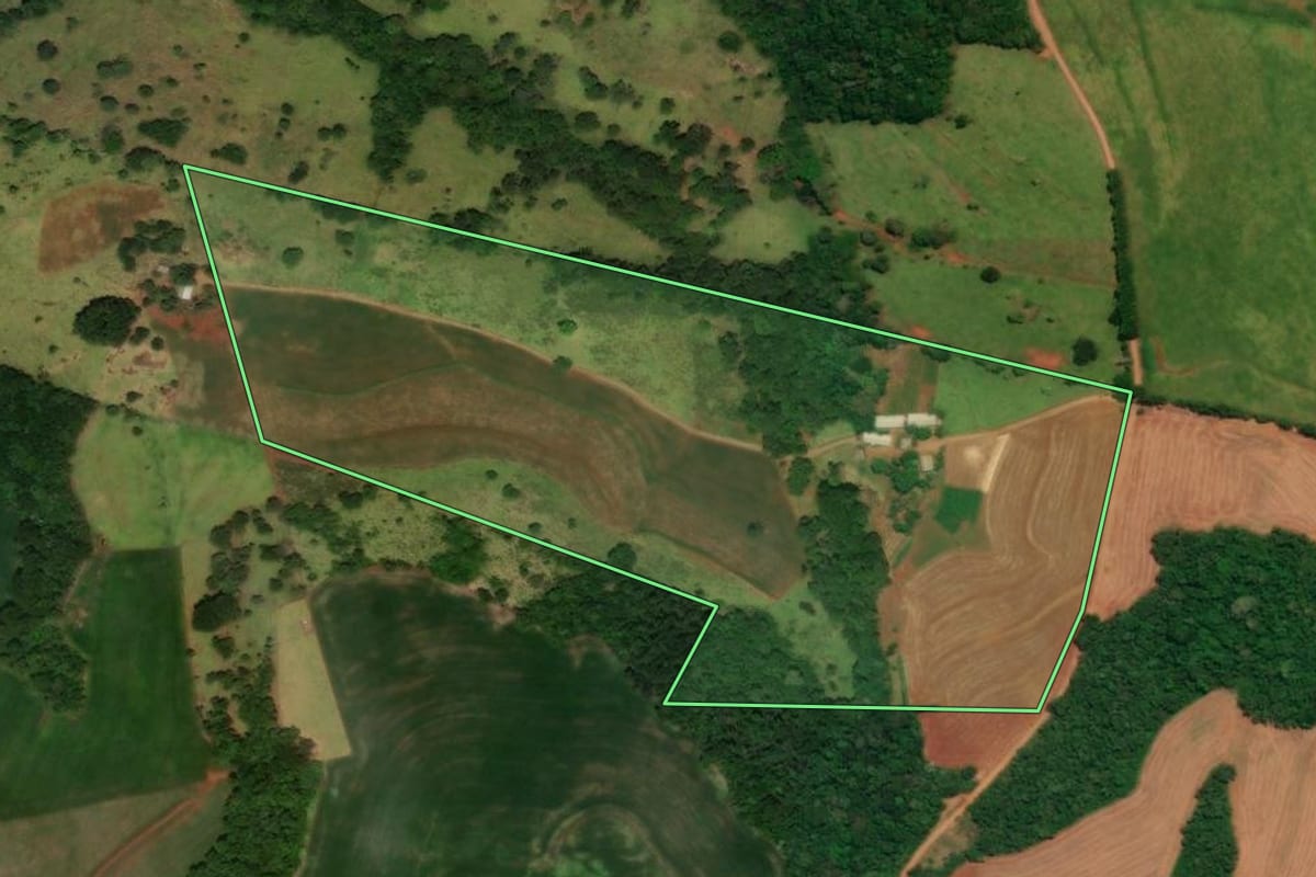 Imagem de satélite do imóvel rural em Guaraniaçu (PR), com o contorno declarado no CAR desenhado por cima.