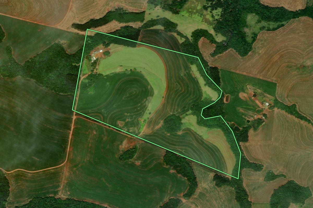 Imagem de satélite do imóvel rural em Guaraniaçu (PR), com o contorno declarado no CAR desenhado por cima.