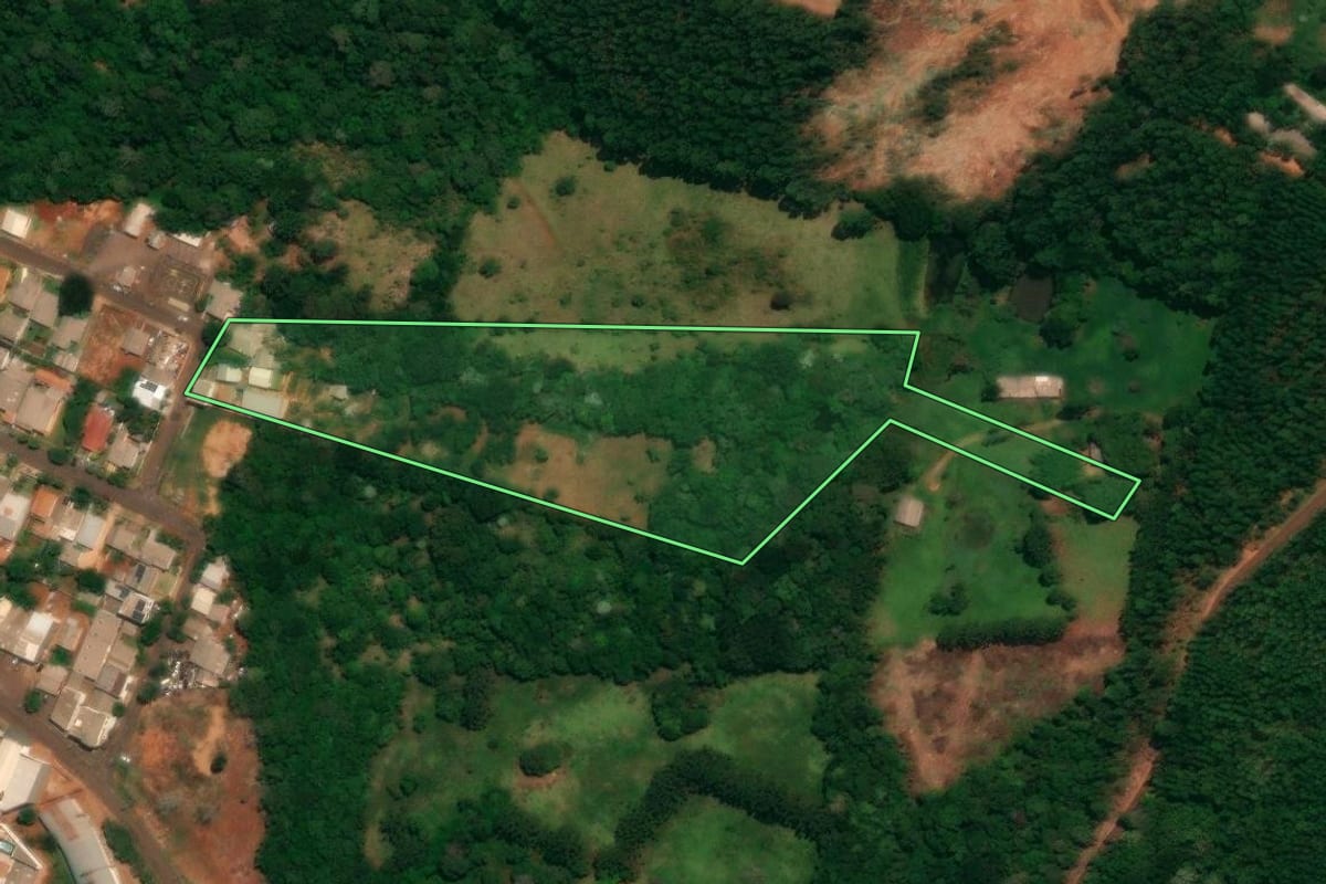 Imagem de satélite do imóvel rural em Guaraniaçu (PR), com o contorno declarado no CAR desenhado por cima.