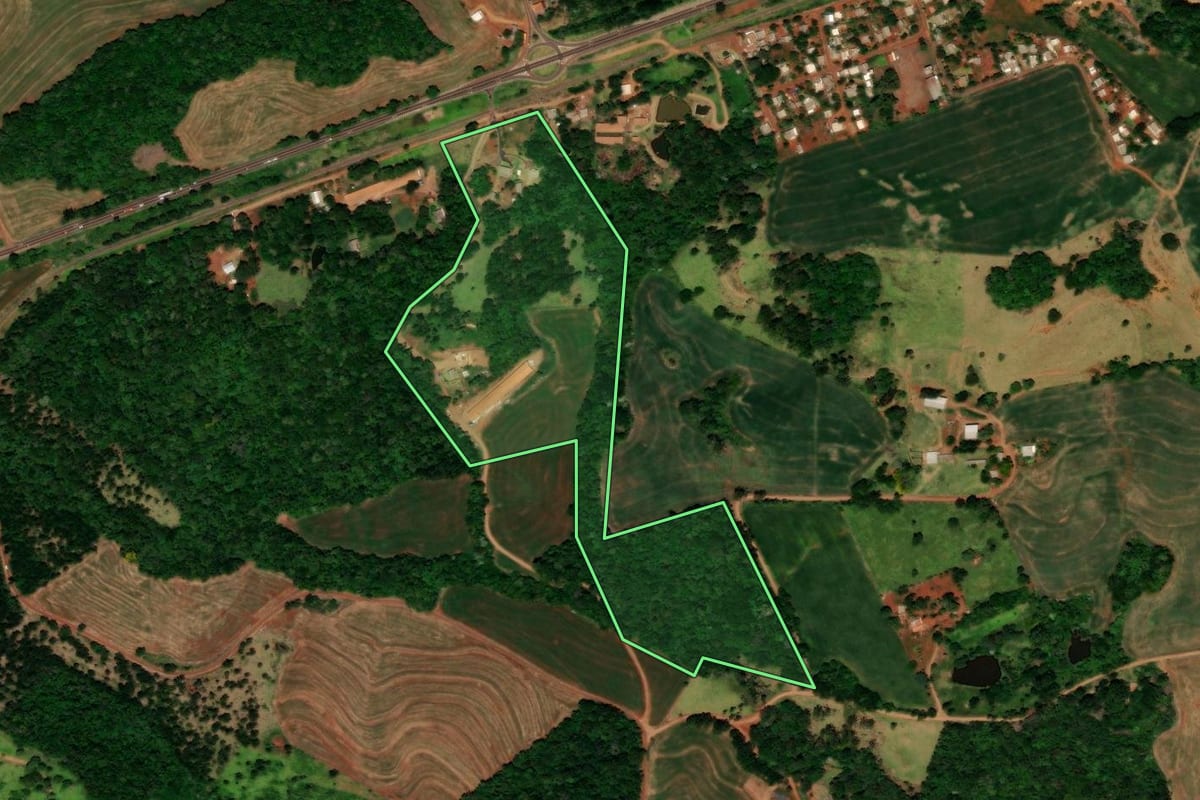 Imagem de satélite do imóvel rural em Guaraniaçu (PR), com o contorno declarado no CAR desenhado por cima.