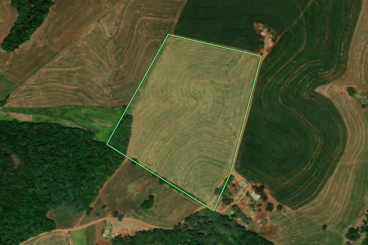 Imagem de satélite do imóvel rural em Guaraniaçu (PR), com o contorno declarado no CAR desenhado por cima.