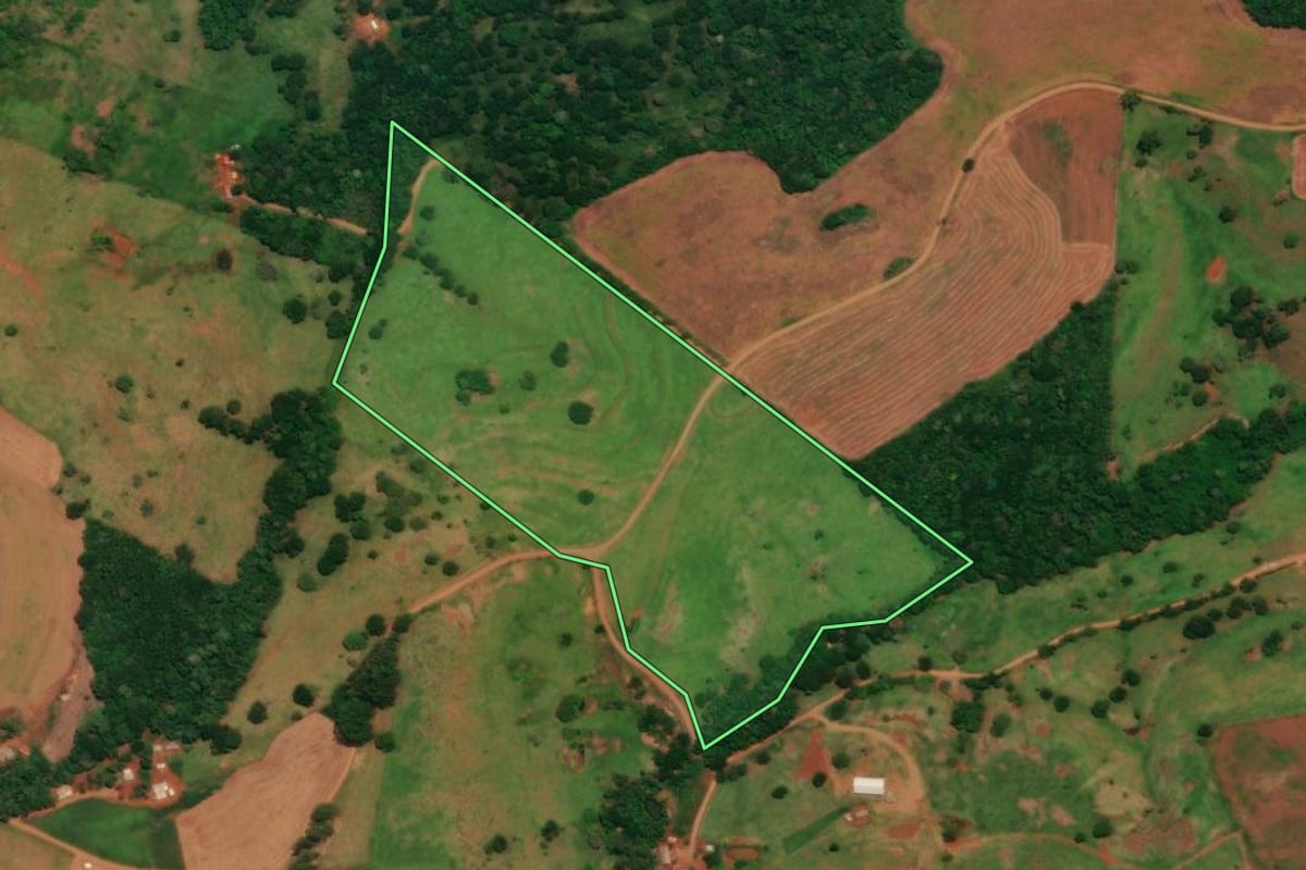 Imagem de satélite do imóvel rural em Guaraniaçu (PR), com o contorno declarado no CAR desenhado por cima.