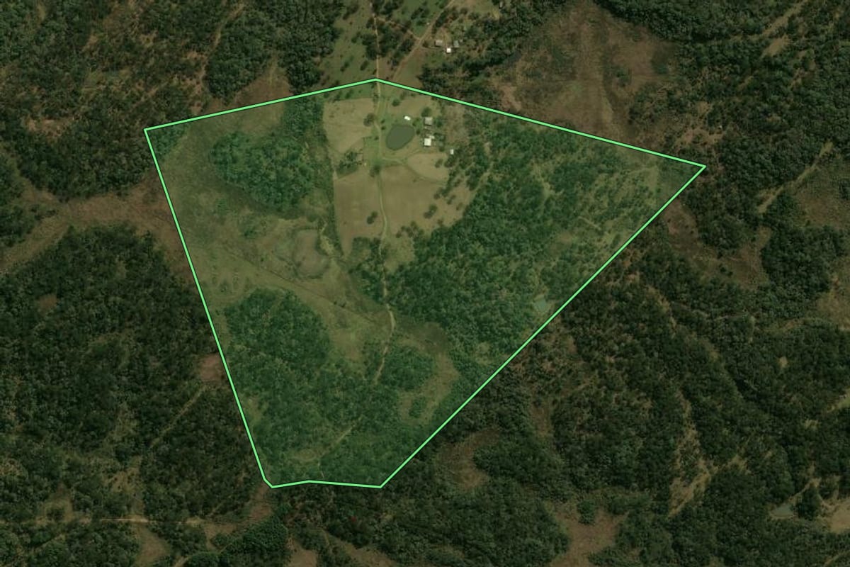 Imagem de satélite do imóvel rural em Guarapuava (PR), com o contorno declarado no CAR desenhado por cima.