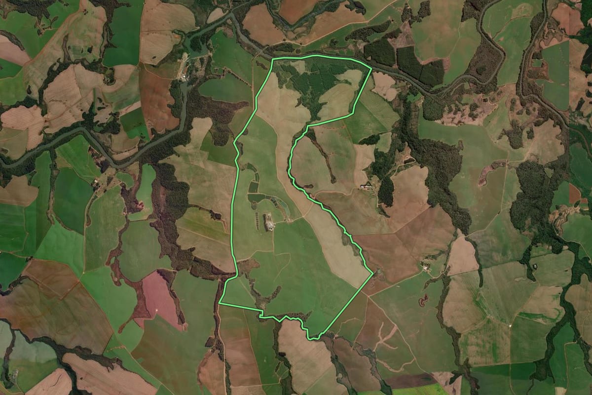 Imagem de satélite do imóvel rural em Guarapuava (PR), com o contorno declarado no CAR desenhado por cima.