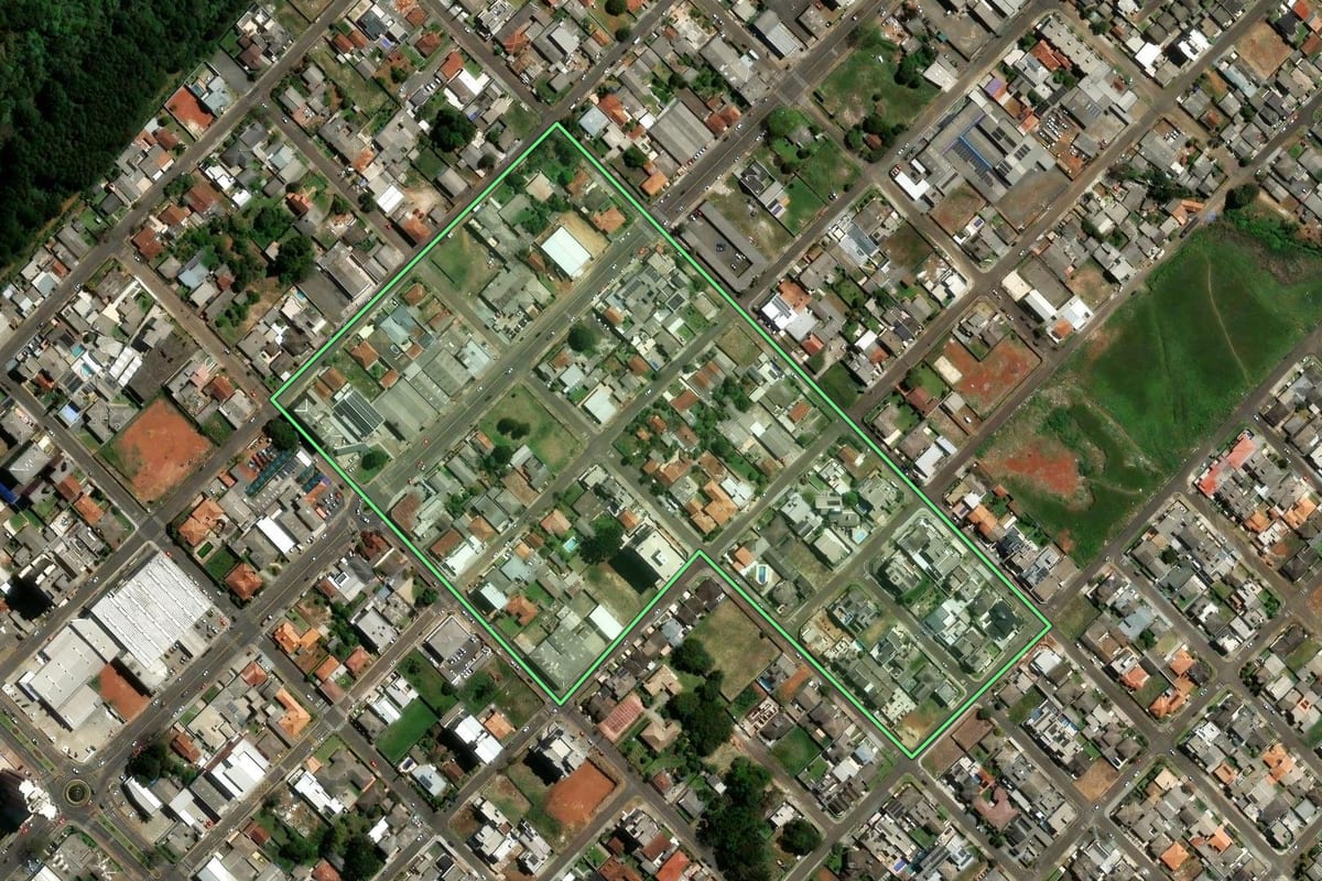 Imagem de satélite do imóvel rural em Guarapuava (PR), com o contorno declarado no CAR desenhado por cima.