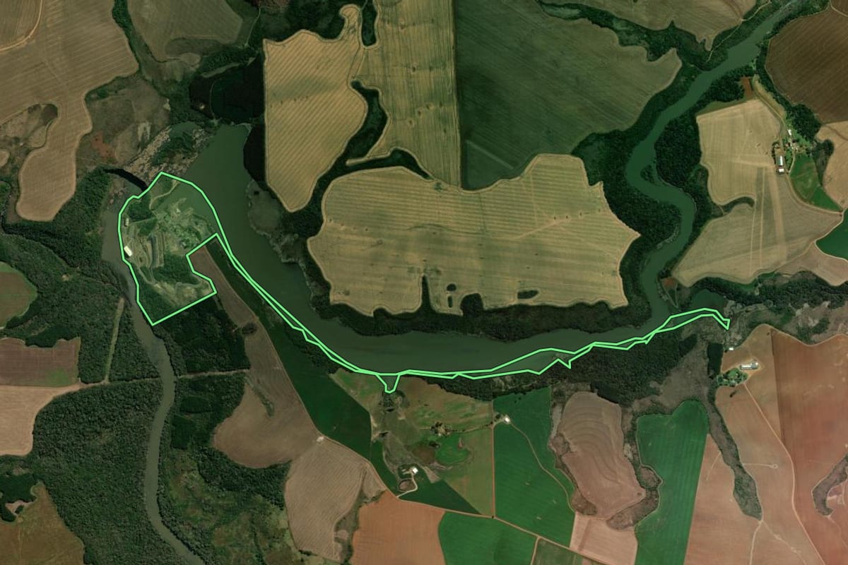 Imagem de satélite do imóvel rural em Guarapuava (PR), com o contorno declarado no CAR desenhado por cima.