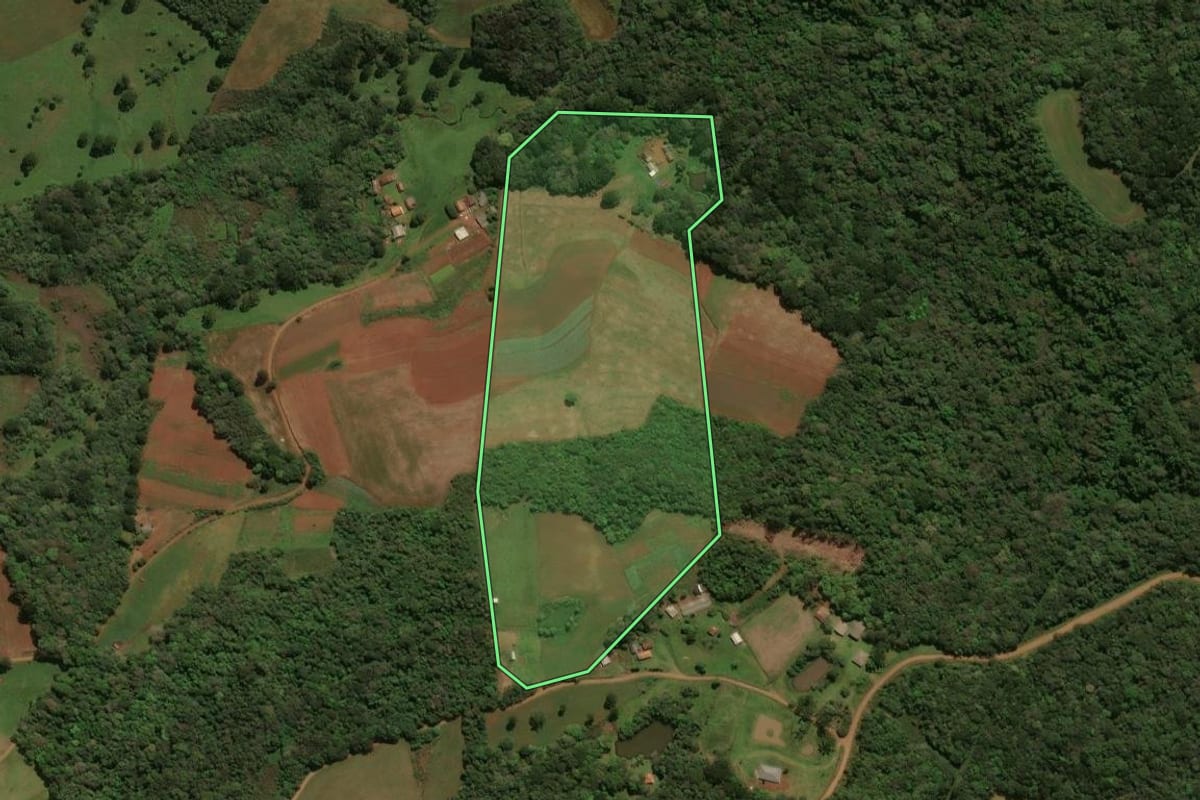 Imagem de satélite do imóvel rural em Guarapuava (PR), com o contorno declarado no CAR desenhado por cima.