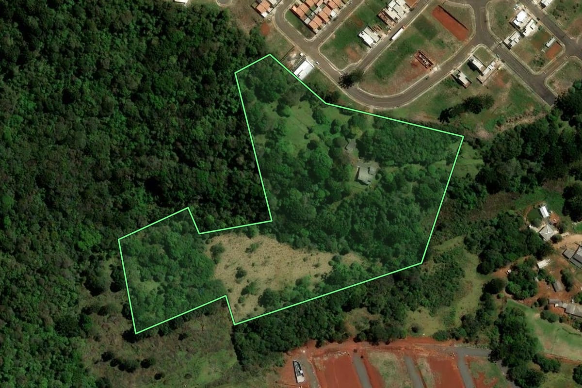 Imagem de satélite do imóvel rural em Guarapuava (PR), com o contorno declarado no CAR desenhado por cima.