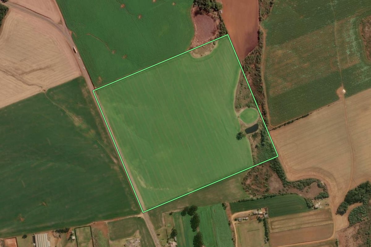 Imagem de satélite do imóvel rural em Guarapuava (PR), com o contorno declarado no CAR desenhado por cima.