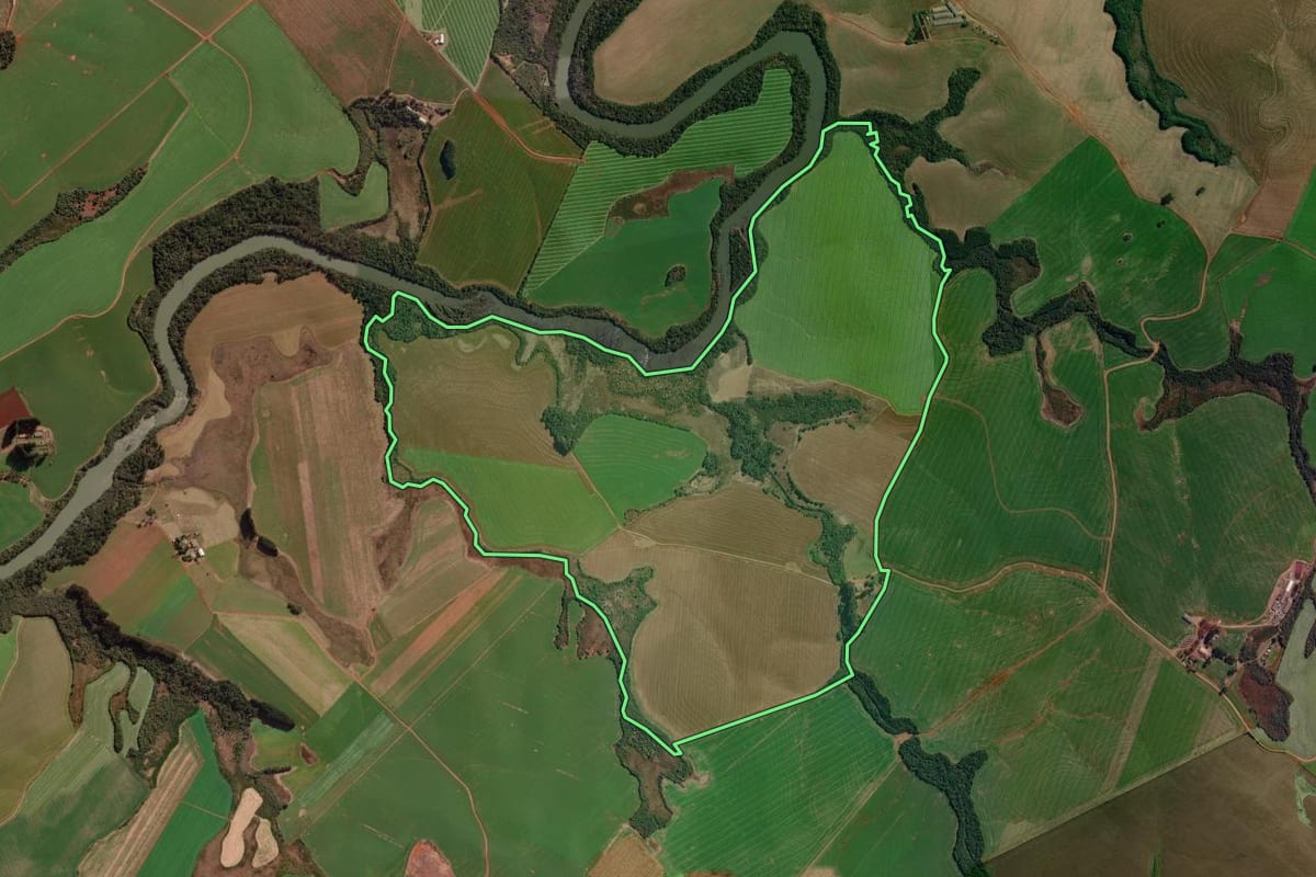 Imagem de satélite do imóvel rural em Guarapuava (PR), com o contorno declarado no CAR desenhado por cima.