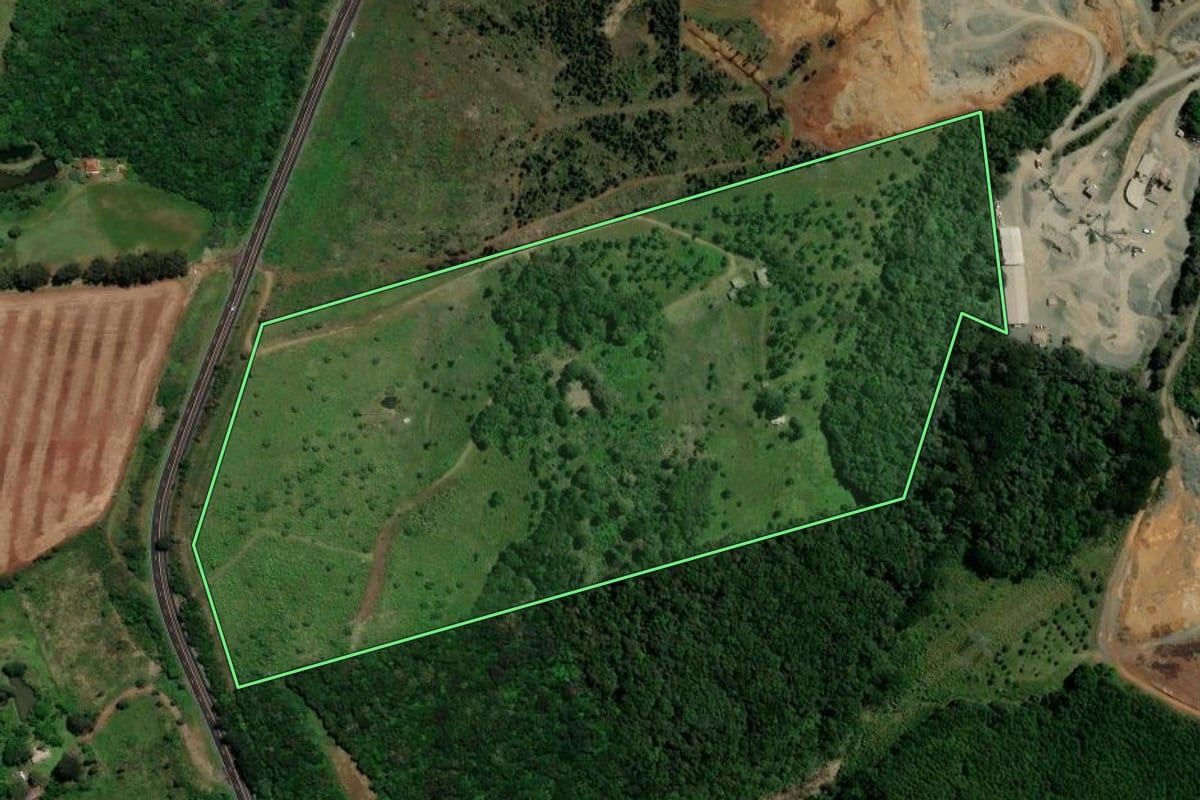 Imagem de satélite do imóvel rural em Guarapuava (PR), com o contorno declarado no CAR desenhado por cima.