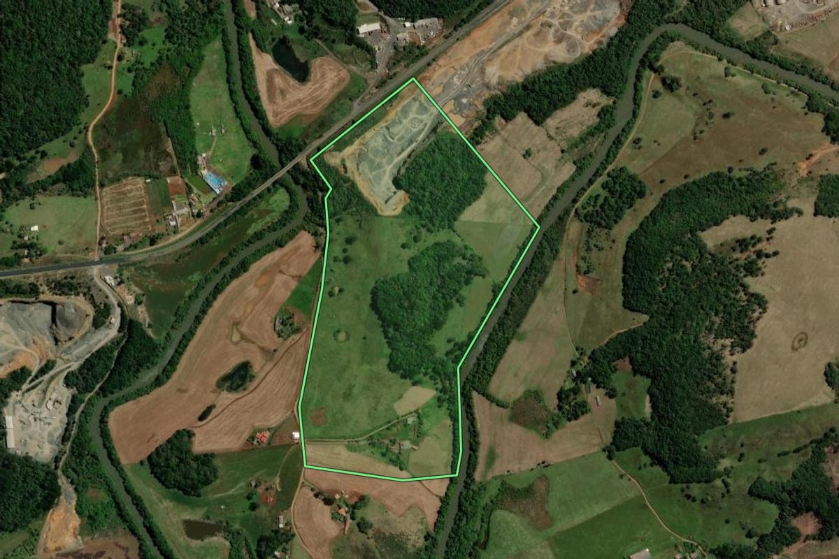 Imagem de satélite do imóvel rural em Guarapuava (PR), com o contorno declarado no CAR desenhado por cima.