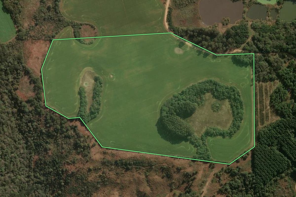 Imagem de satélite do imóvel rural em Guarapuava (PR), com o contorno declarado no CAR desenhado por cima.
