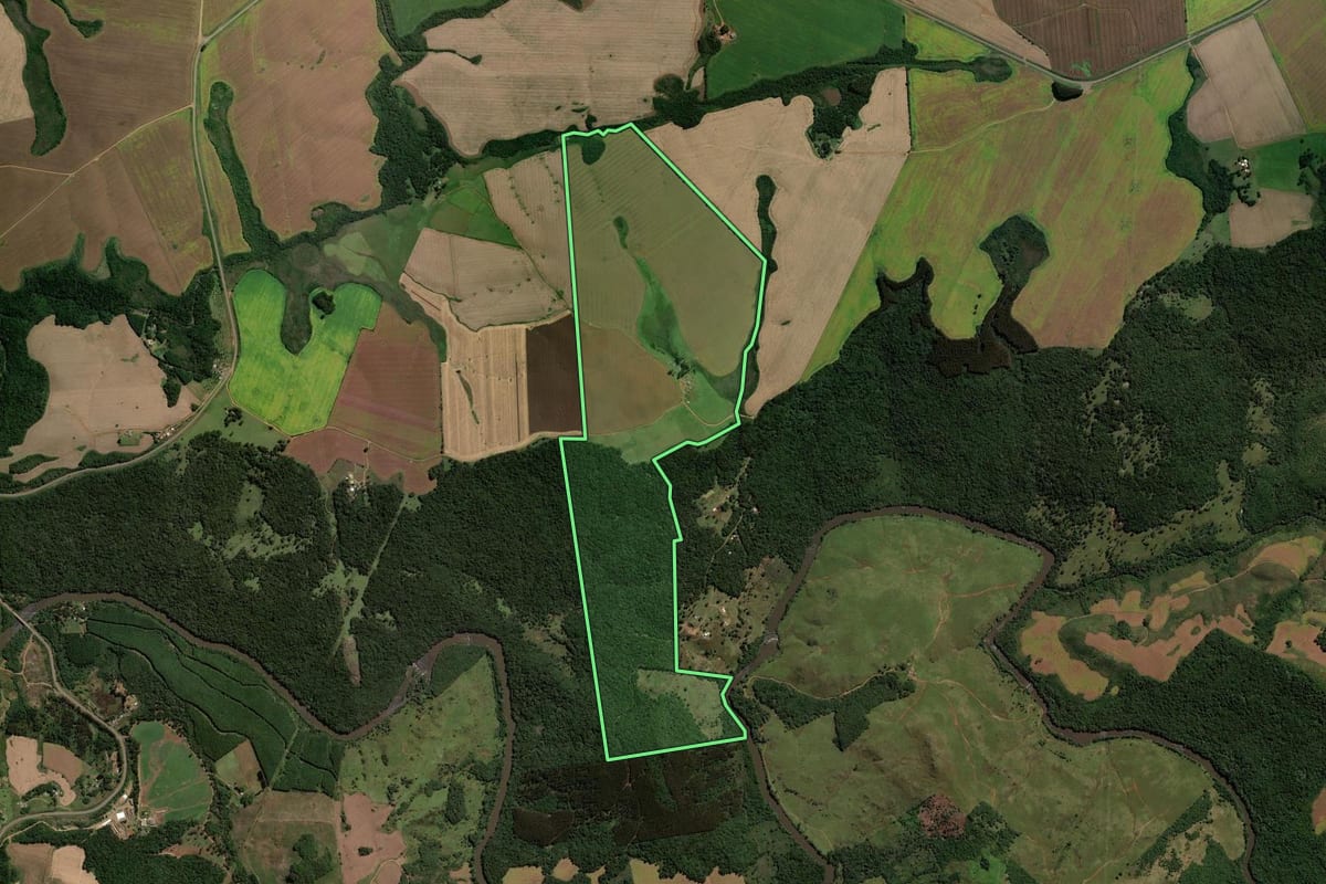 Imagem de satélite do imóvel rural em Guarapuava (PR), com o contorno declarado no CAR desenhado por cima.