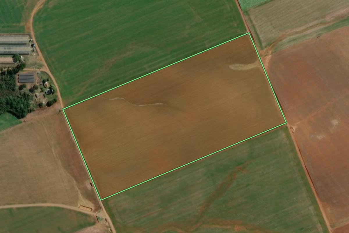 Imagem de satélite do imóvel rural em Guarapuava (PR), com o contorno declarado no CAR desenhado por cima.