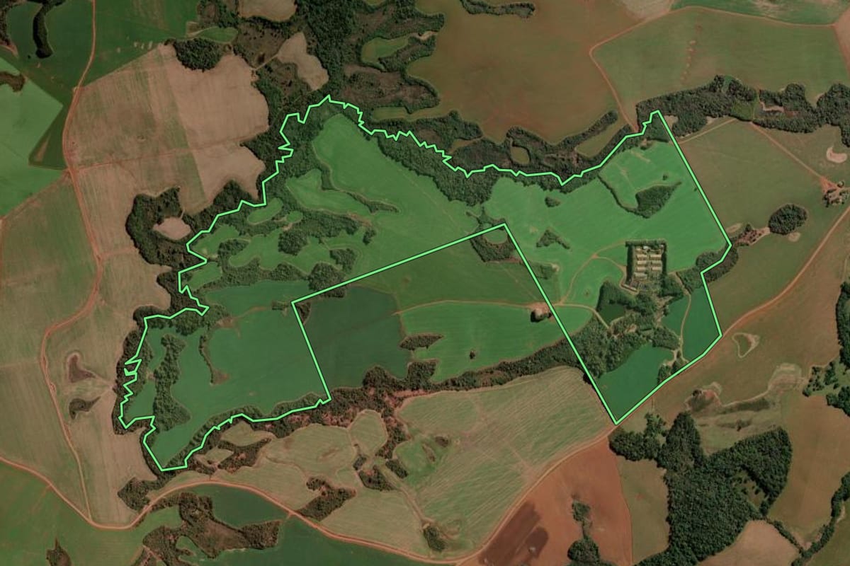 Imagem de satélite do imóvel rural em Guarapuava (PR), com o contorno declarado no CAR desenhado por cima.