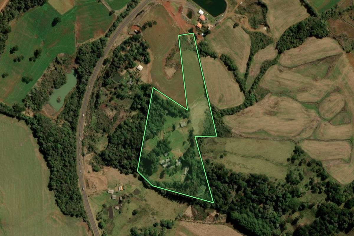 Imagem de satélite do imóvel rural em Guarapuava (PR), com o contorno declarado no CAR desenhado por cima.