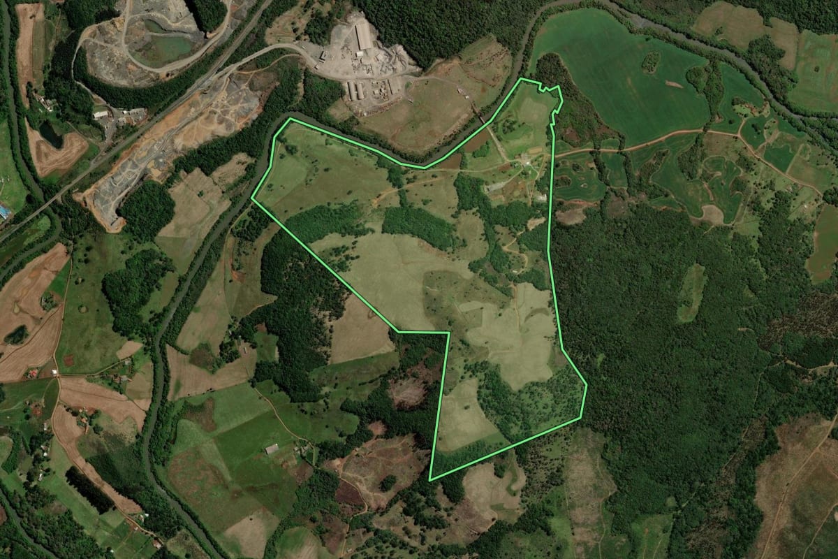 Imagem de satélite do imóvel rural em Guarapuava (PR), com o contorno declarado no CAR desenhado por cima.
