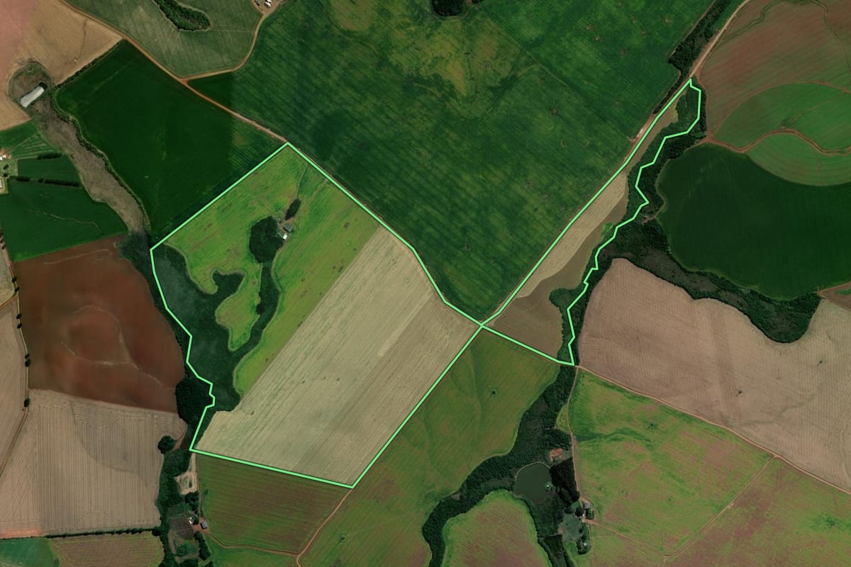Imagem de satélite do imóvel rural em Guarapuava (PR), com o contorno declarado no CAR desenhado por cima.