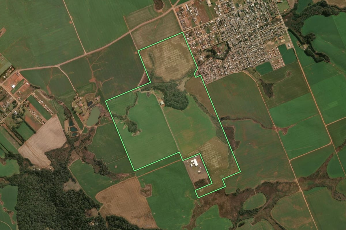 Imagem de satélite do imóvel rural em Guarapuava (PR), com o contorno declarado no CAR desenhado por cima.