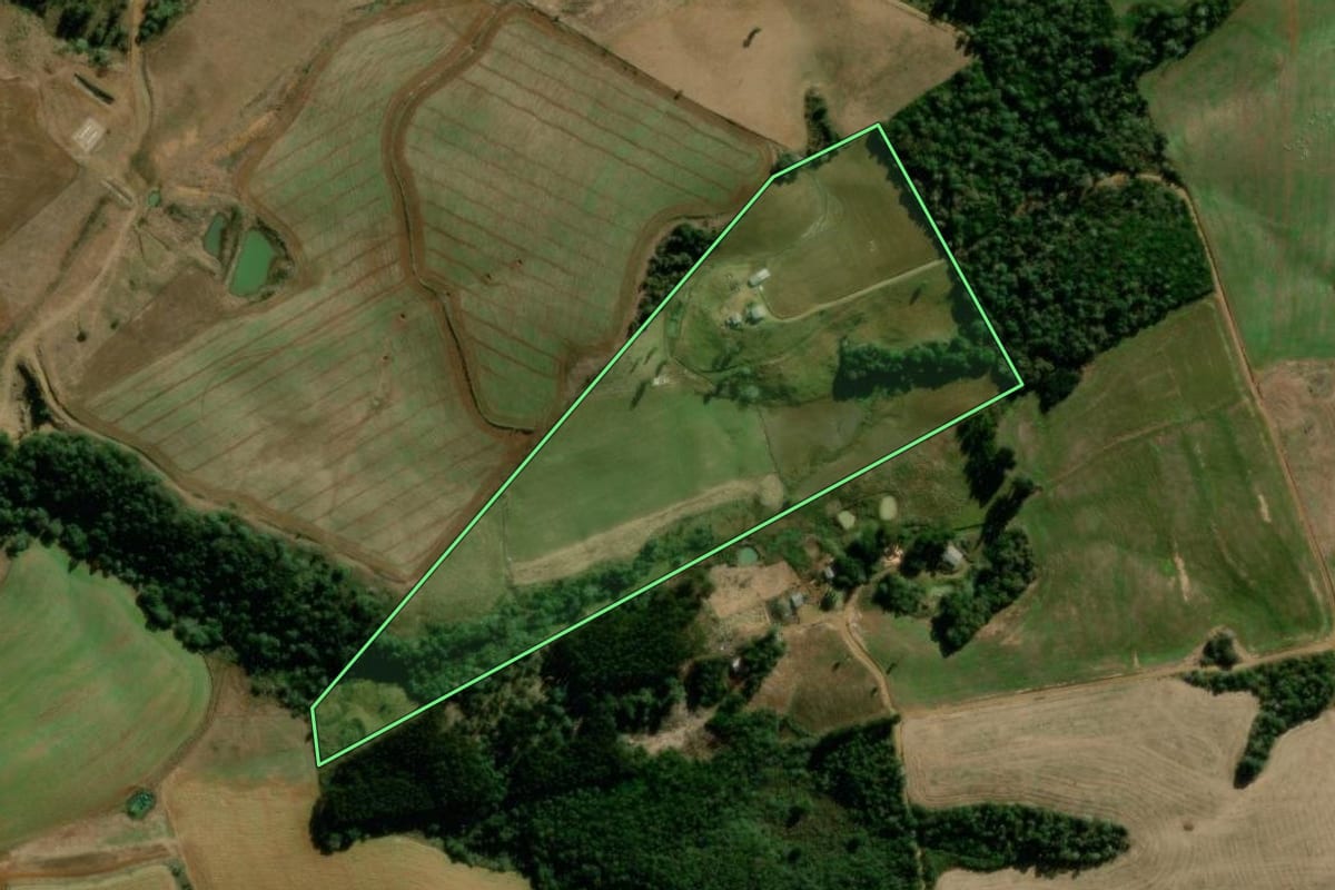 Imagem de satélite do imóvel rural em Guarapuava (PR), com o contorno declarado no CAR desenhado por cima.