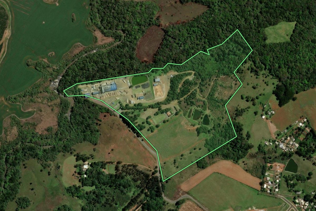 Imagem de satélite do imóvel rural em Guarapuava (PR), com o contorno declarado no CAR desenhado por cima.
